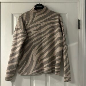 Tahari zebra sweater size M